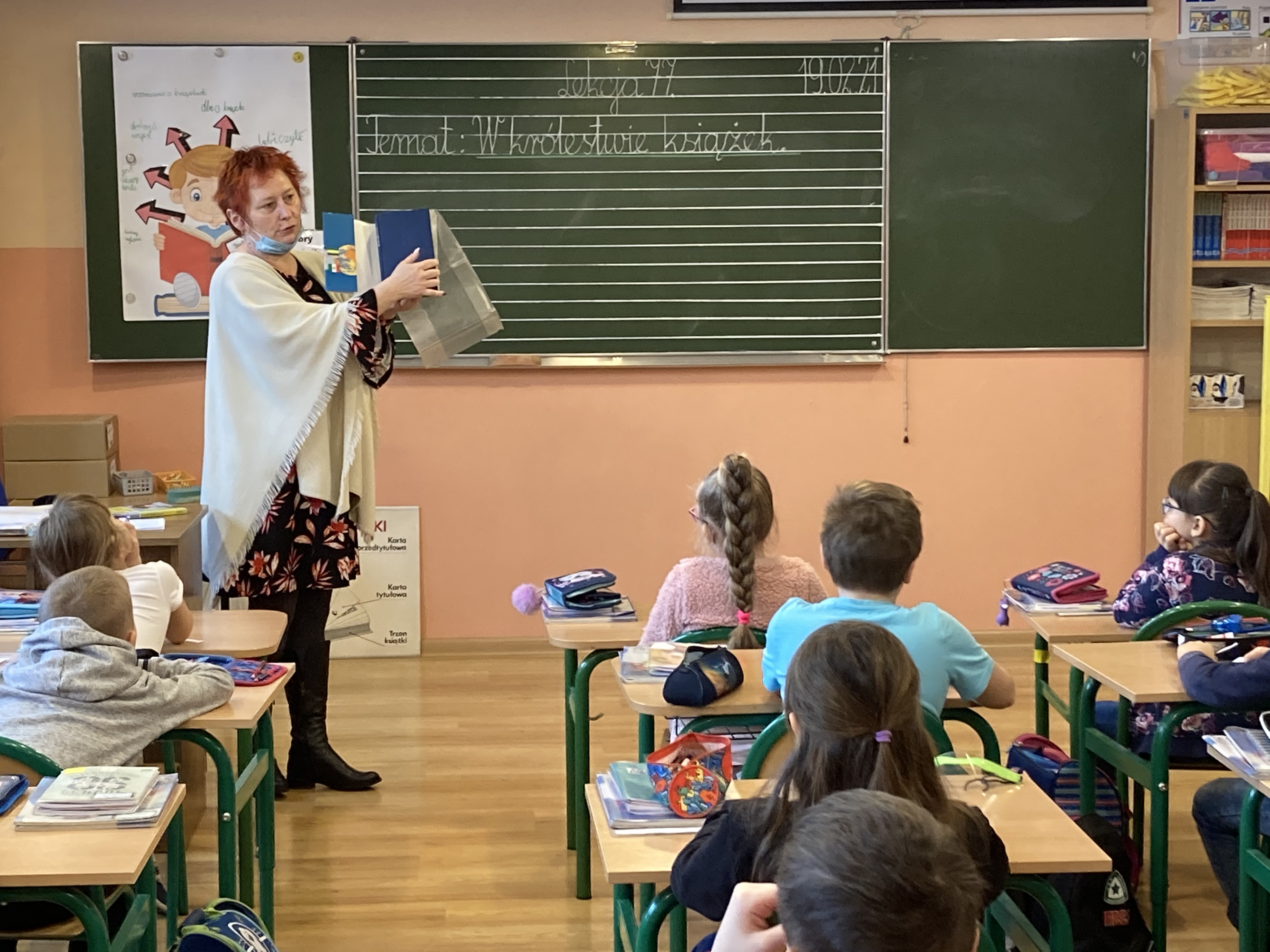 Uczniowie klasy 2b na spotkaniu z p. bibliotekarką Iwoną Brudny.